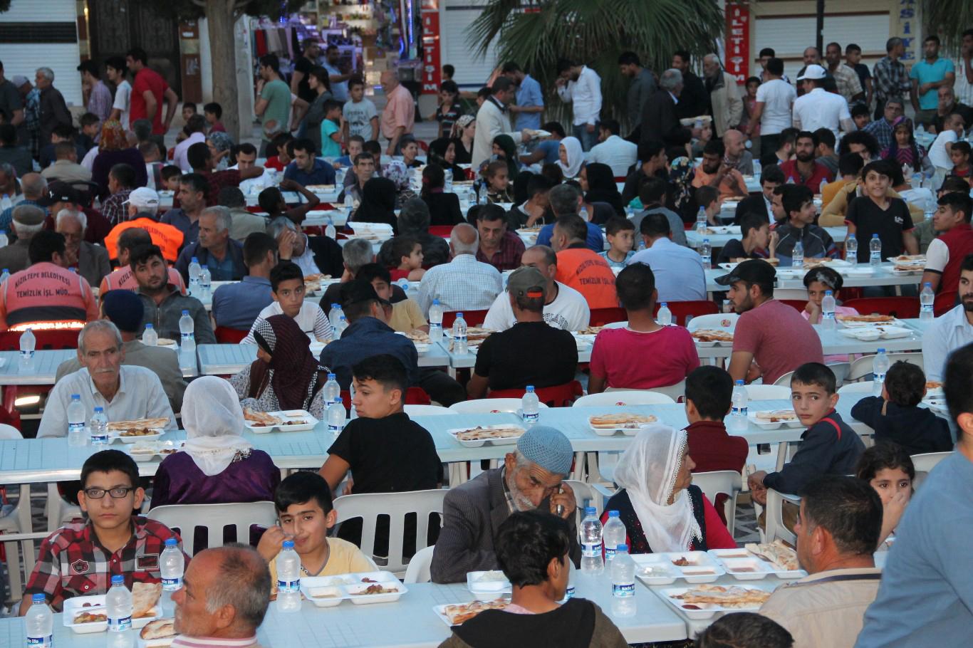 Kızıltepe’de bin 500 kişiye iftar yemeği verildi